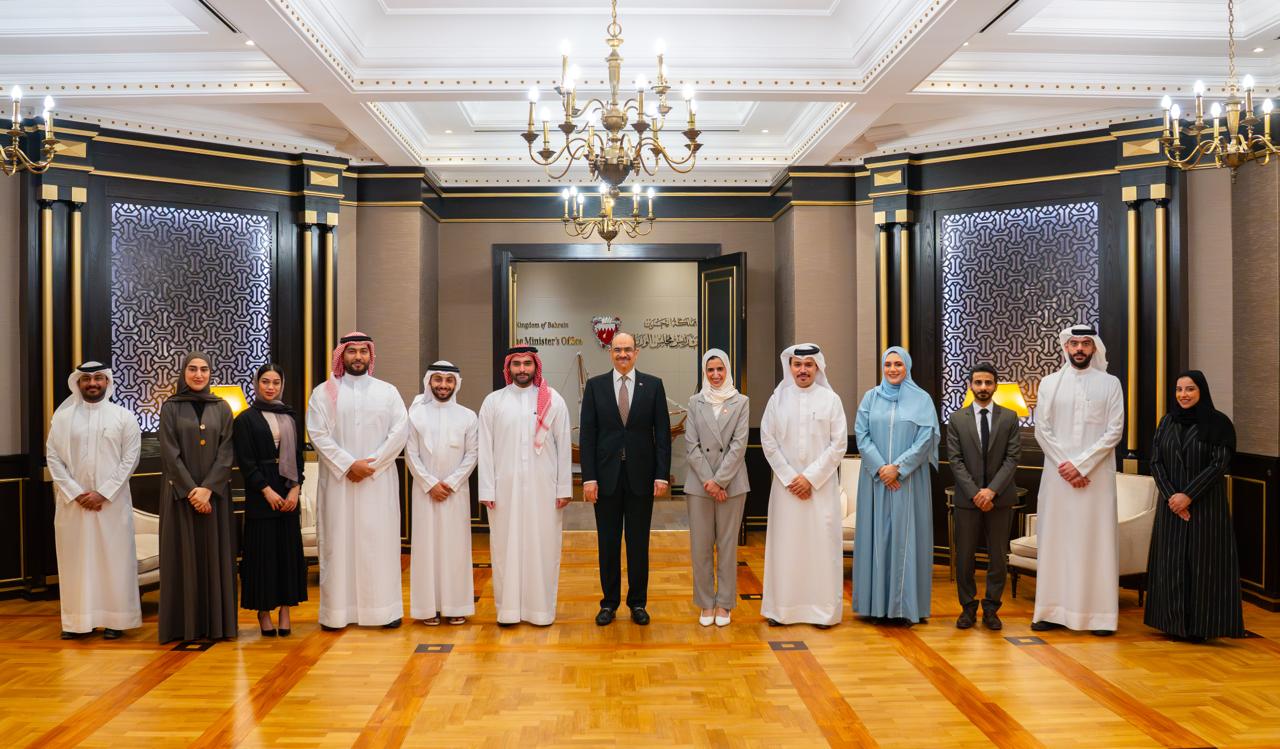 وزير العمل ووزير الشؤون القانونية يلتقي منتسبي الدفعة الحادية عشرة من برنامج رئيس مجلس الوزراء لتنمية الكوادر الحكومية